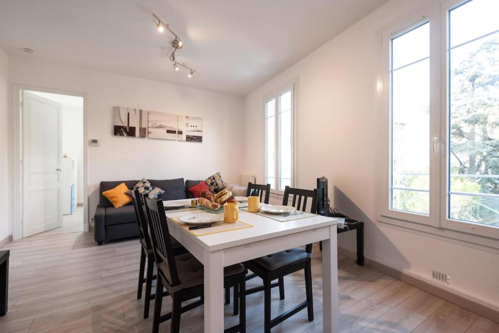 une salle à manger et un salon avec une table et des chaises dans l'établissement Explore Nice from our cozy & quiet 2BR aptparking, à Nice