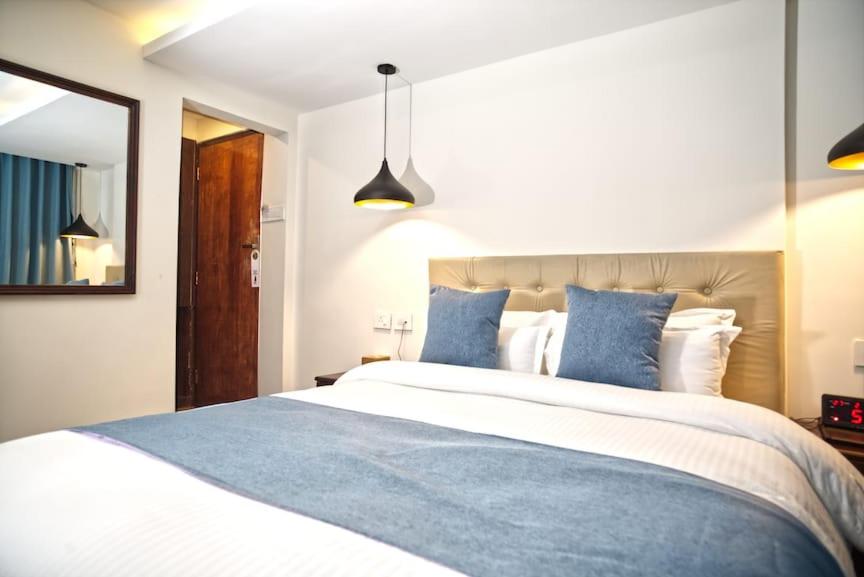 Postel nebo postele na pokoji v ubytování Satkar Hotel Kathmandu