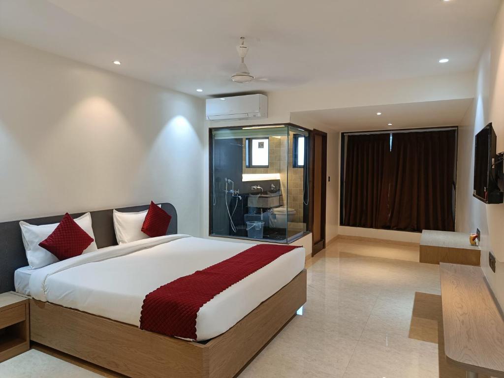 Postel nebo postele na pokoji v ubytování Hsquare Hotel Andheri West