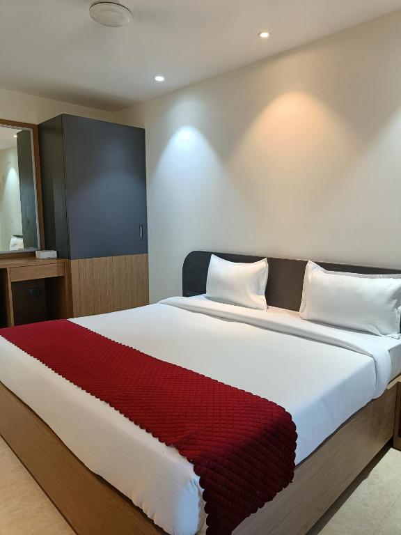 Postel nebo postele na pokoji v ubytování Hsquare Hotel Andheri West