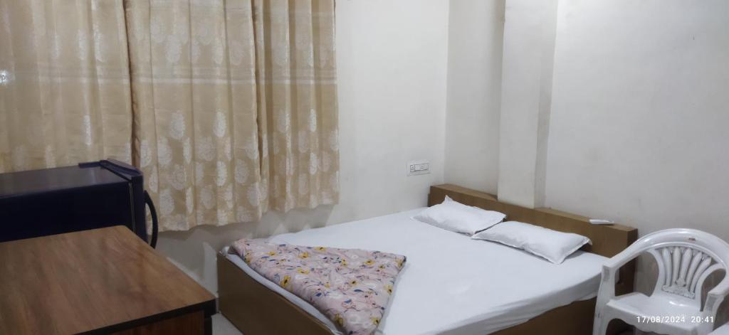 Postel nebo postele na pokoji v ubytování Shree Gajlaxmi Hotel walking distance from mahakaleswar