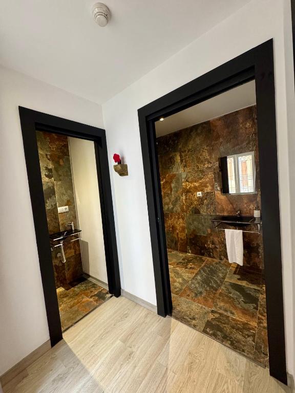 Koupelna v ubytování Alcazar Suites