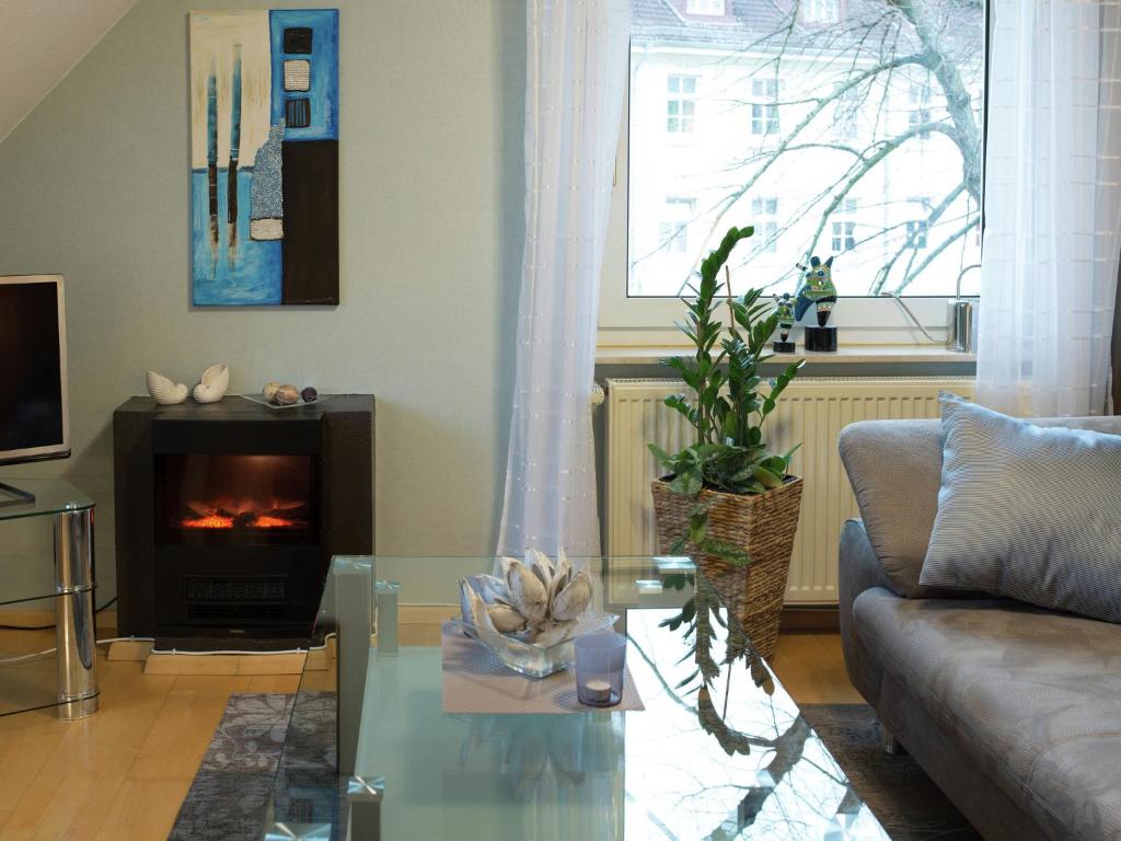 uma sala de estar com um sofá e uma lareira em Lovely apartment in H xter with balcony em Höxter
