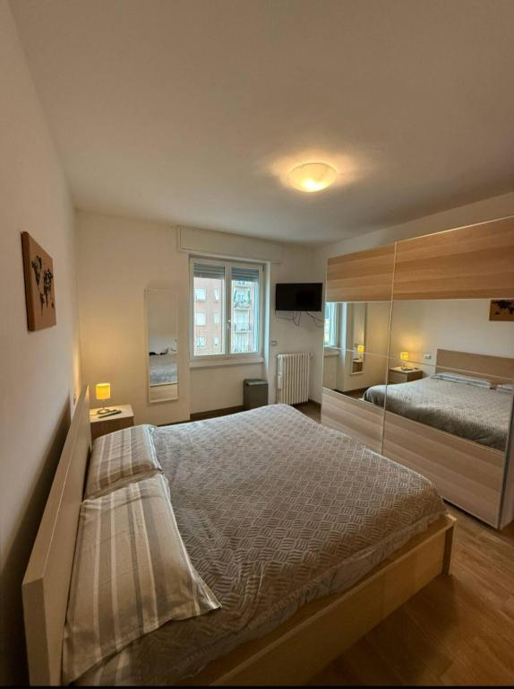 Ένα ή περισσότερα κρεβάτια σε δωμάτιο στο Stanza in appartamento luminoso e silenzioso