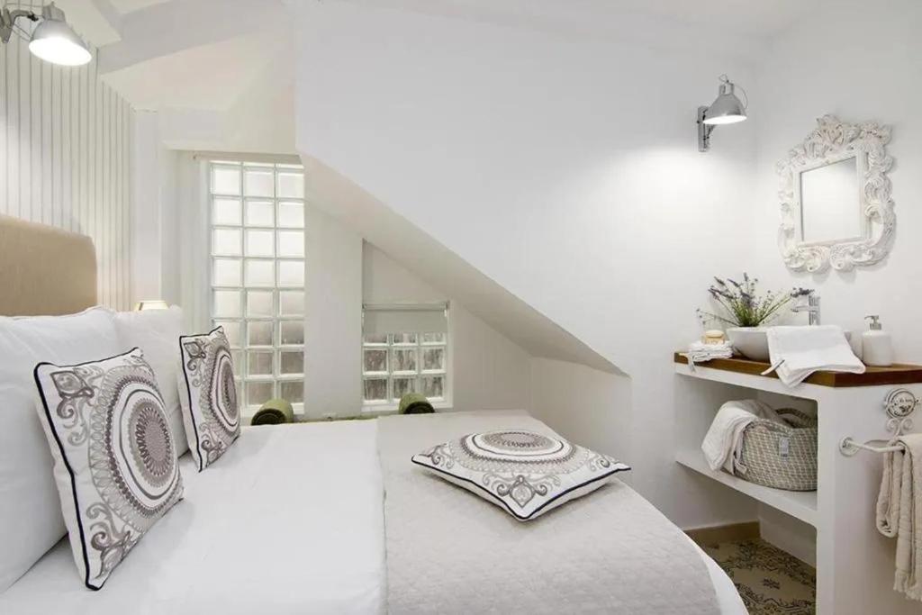 Postel nebo postele na pokoji v ubytování Apartamentos LA TONÁ Puerta Elvira centro ciudad