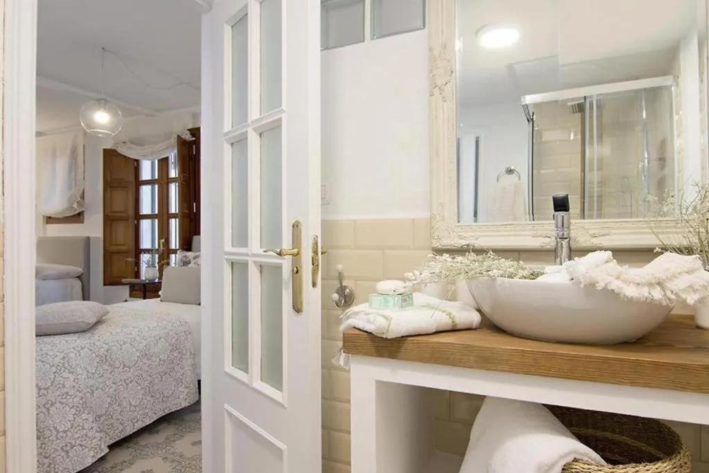 Postel nebo postele na pokoji v ubytování Apartamentos LA TONÁ Puerta Elvira centro ciudad