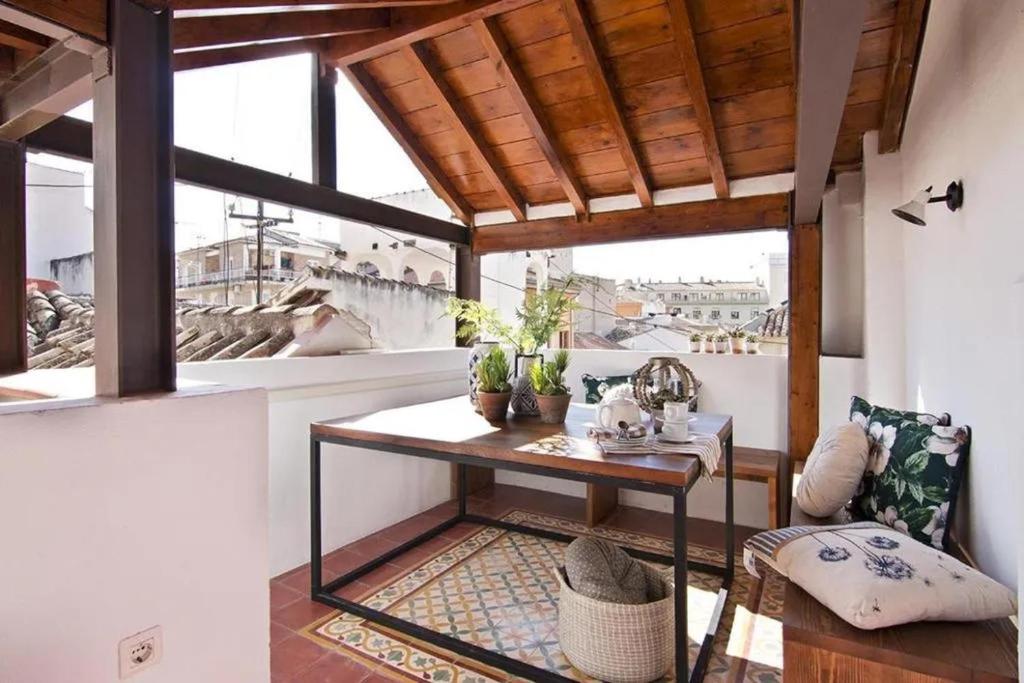 Balkón nebo terasa v ubytování Apartamentos LA TONÁ Puerta Elvira centro ciudad