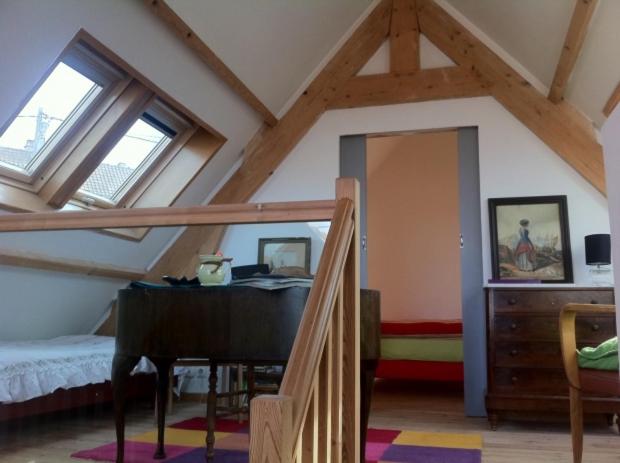 Pokój na poddaszu z pianinem i łóżkiem w obiekcie L'Atelier w mieście Wissant