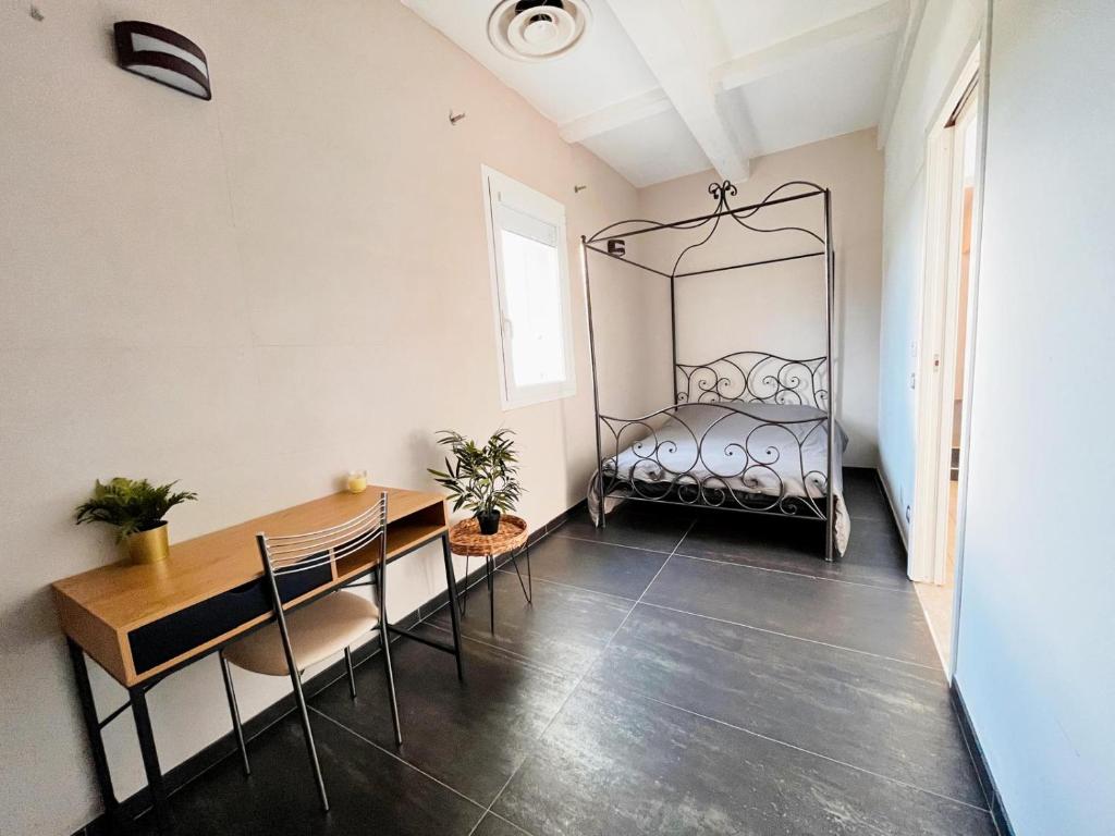 une chambre avec un lit, une table et des chaises dans l'établissement Cottage indipendente con piscina privata, à Masi San Giacomo