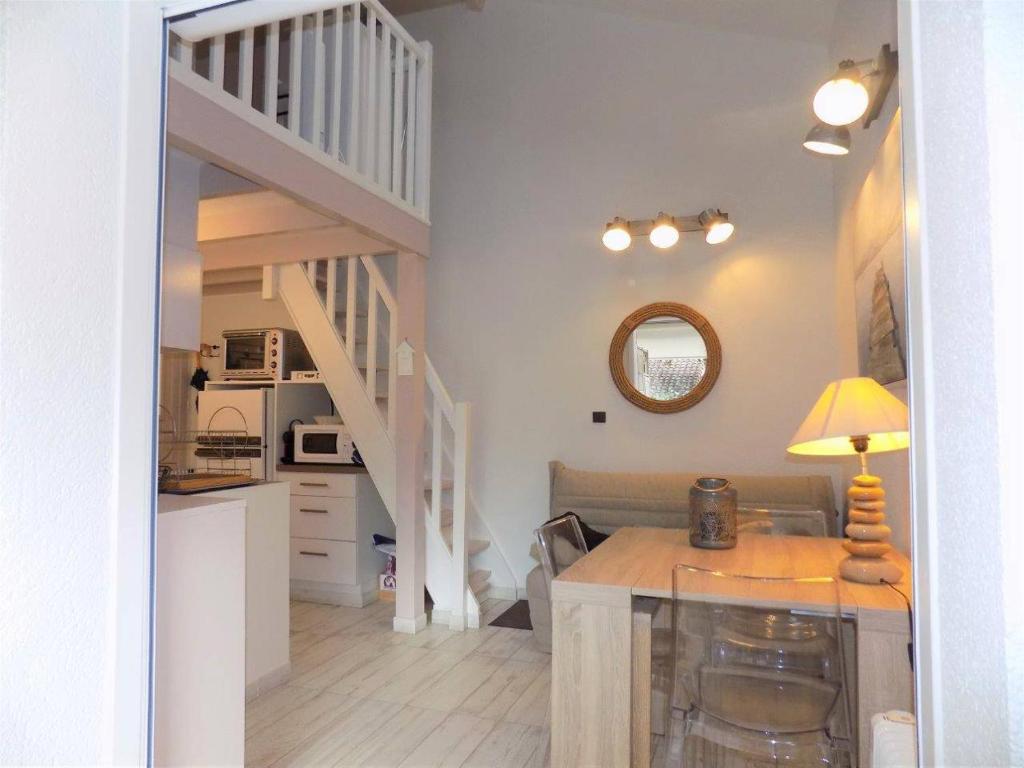 un salon avec un escalier et une cuisine dans l'établissement Saint Georges de Didonne - RAVISSANTE VILLA en RESIDENCE à 150m de la Plage, à Saint-Georges-de-Didonne