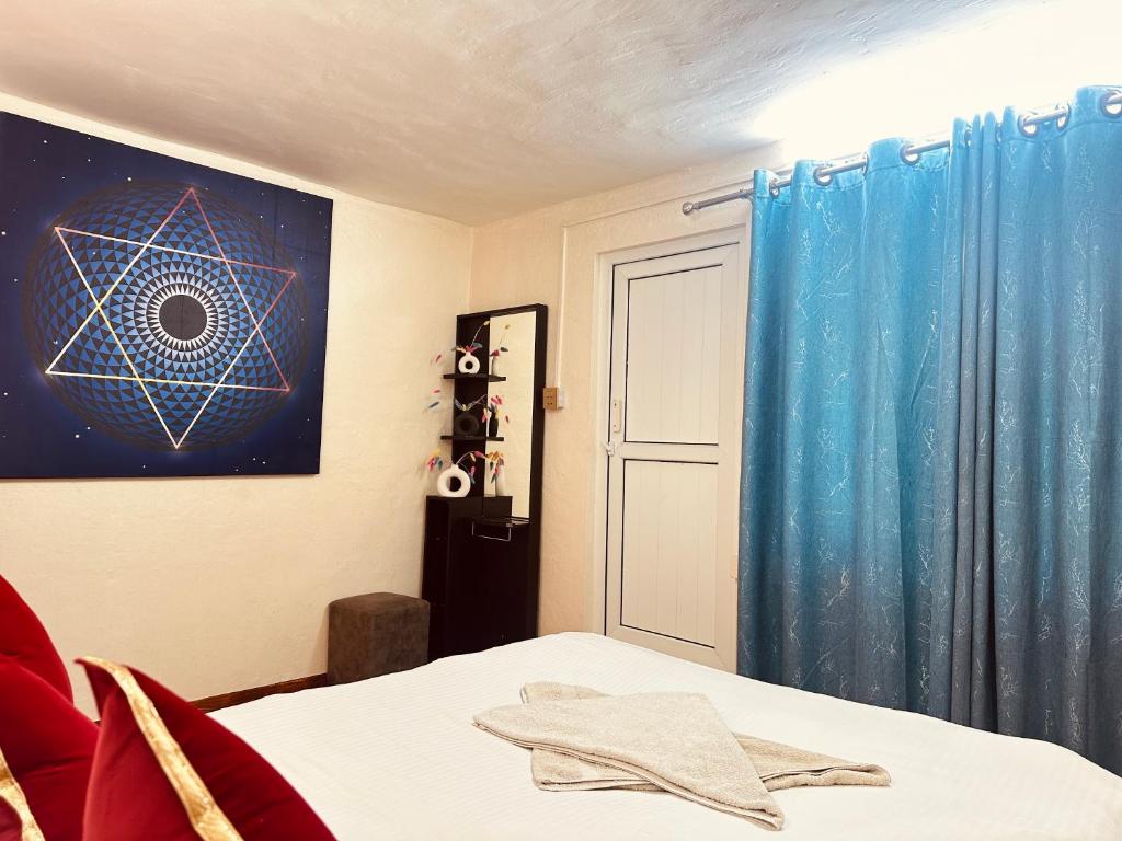 Voodi või voodid majutusasutuse Yog Hostel toas