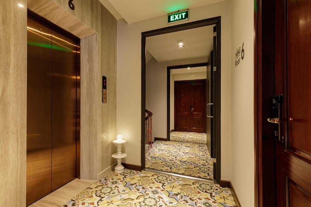 Postel nebo postele na pokoji v ubytování Super OYO Capital O 1169 Le Grand Hanoi Hotel - The Charm