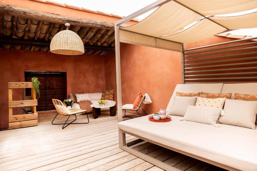 a living room with a bed and a patio at Maison Zellige - Rooftop - Gruissan Center in Gruissan