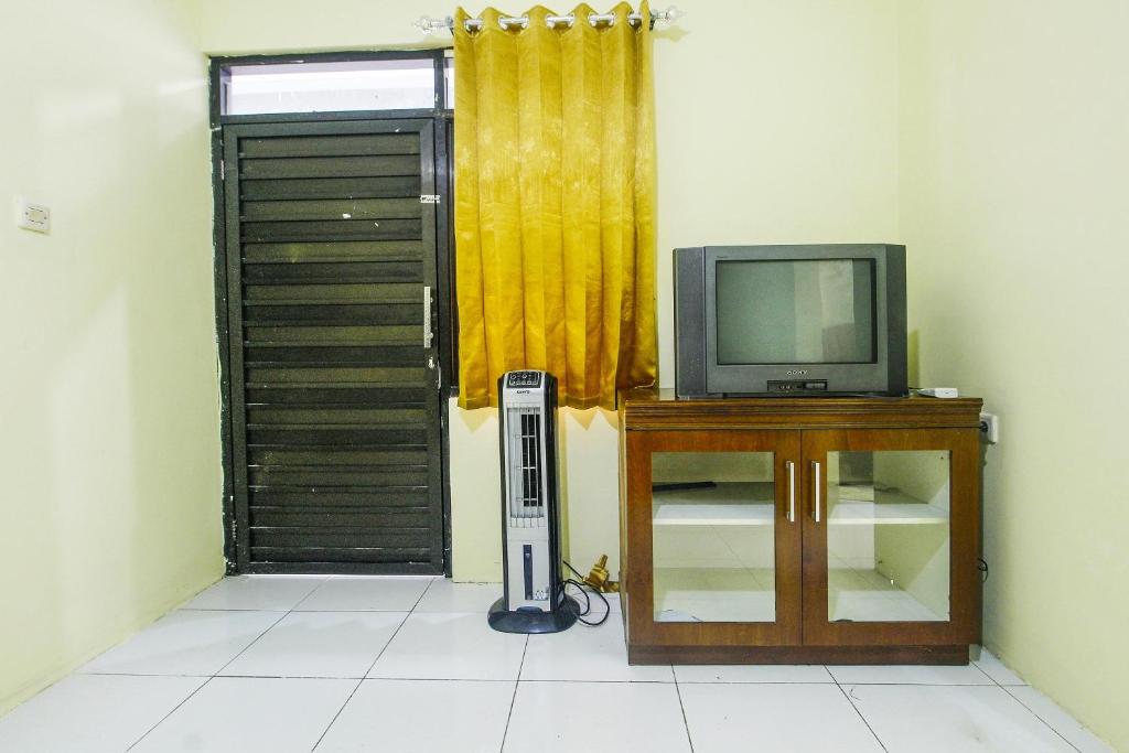 TV a/nebo společenská místnost v ubytování OYO Life 91606 Nadin Guest House Syariah