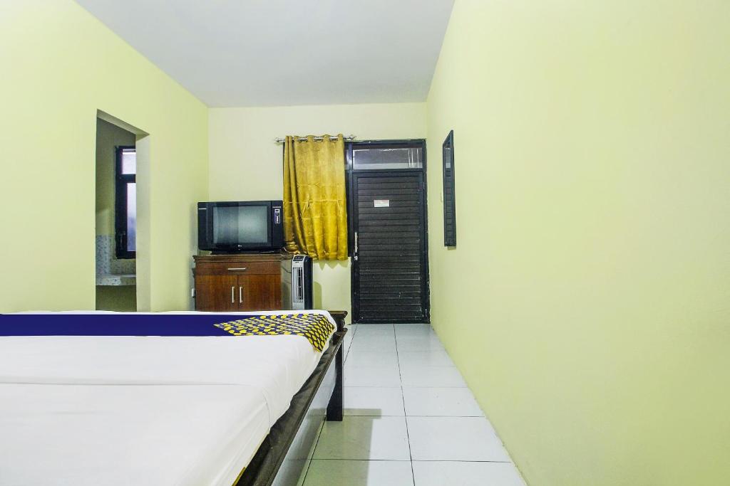 TV a/nebo společenská místnost v ubytování OYO Life 91606 Nadin Guest House Syariah