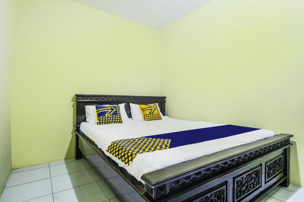 Postel nebo postele na pokoji v ubytování OYO Life 91606 Nadin Guest House Syariah