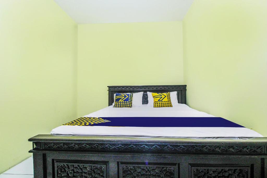 Postel nebo postele na pokoji v ubytování OYO Life 91606 Nadin Guest House Syariah