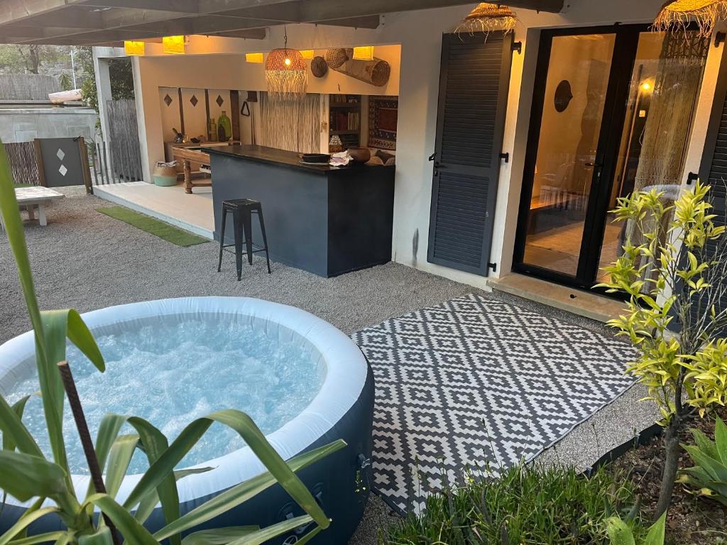 una vasca idromassaggio in cortile con cucina di Bas de Villa indépendant San Benedetto ad Alata