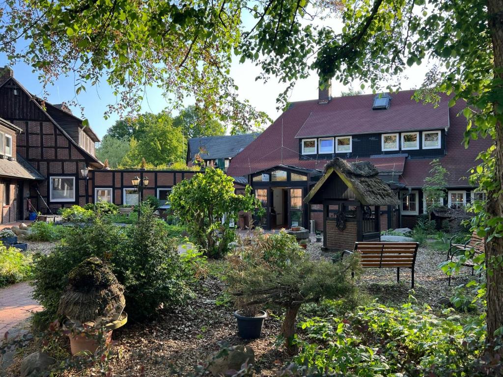 ein Haus mit einem Garten davor in der Unterkunft Ihr Ferien Hotel Brunnenhof in Suhlendorf