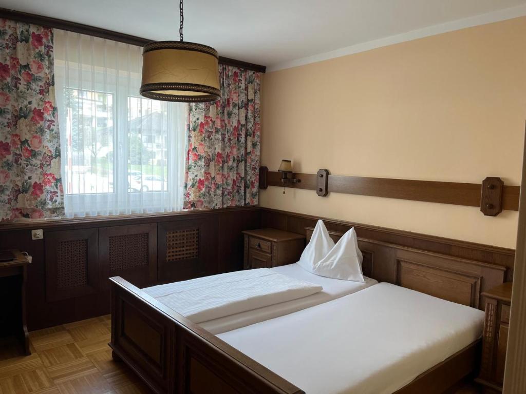 Postel nebo postele na pokoji v ubytování Gasthof Manner