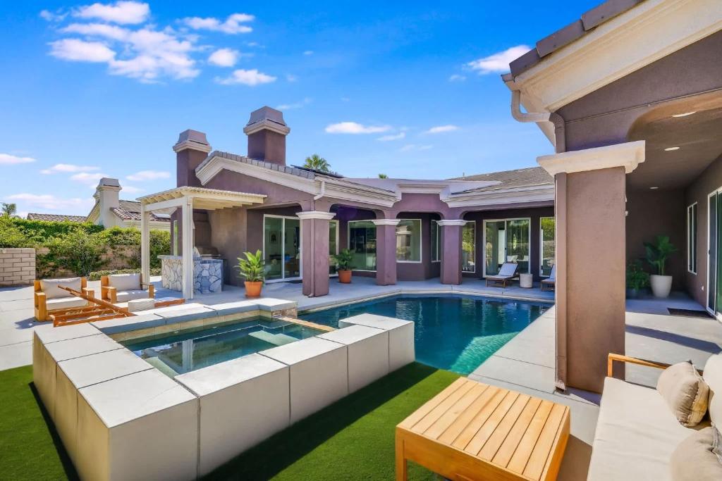 Πισίνα στο ή κοντά στο Getaway to Relaxation with Private Pool and Spa