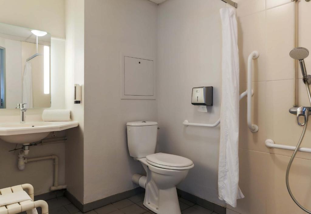 Koupelna v ubytování B&B HOTEL Freyming-Merlebach