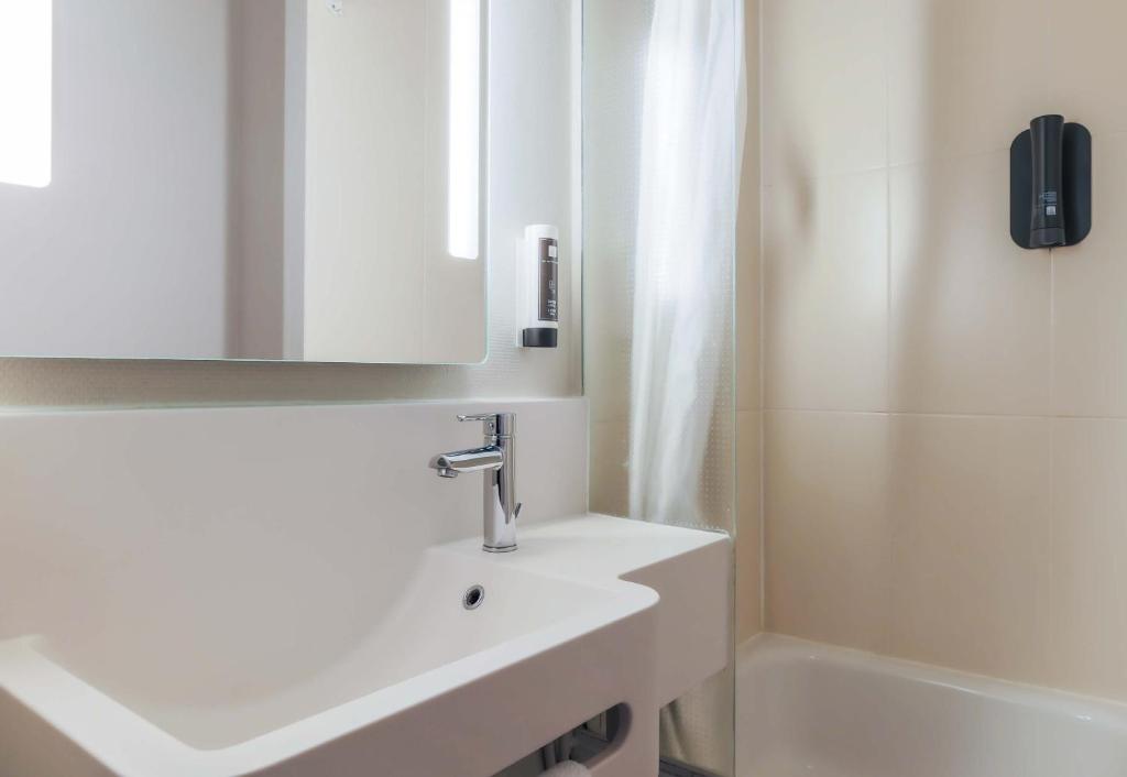 Koupelna v ubytování B&B HOTEL Freyming-Merlebach