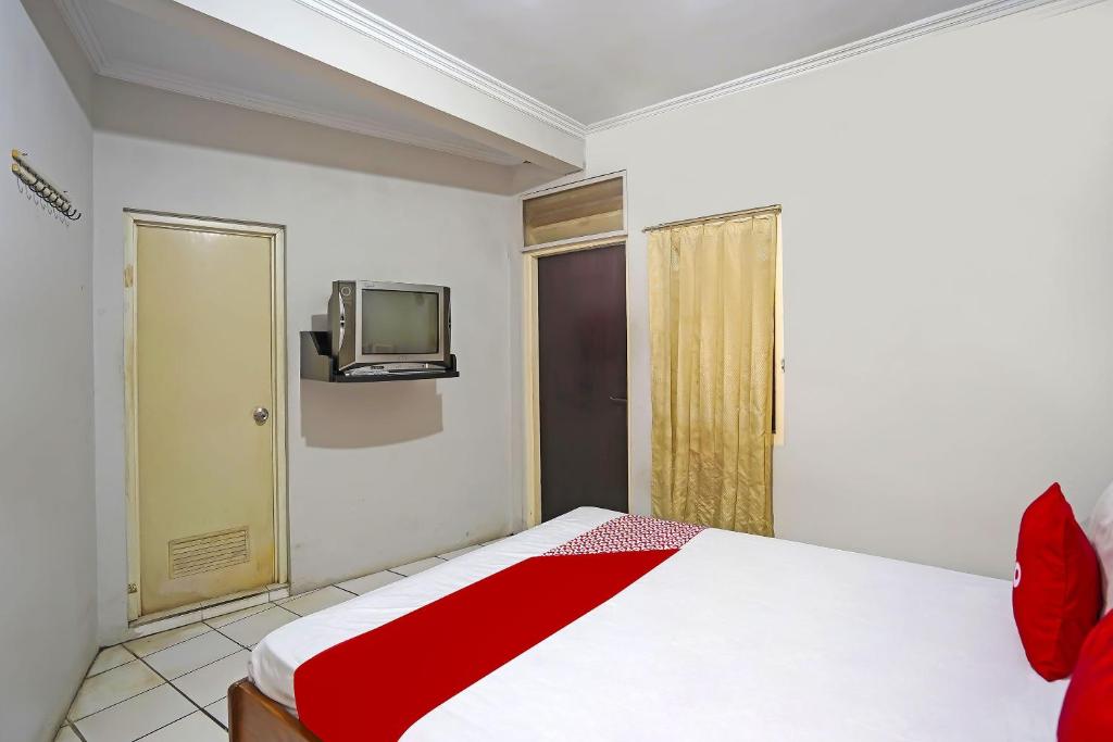 TV a/nebo společenská místnost v ubytování OYO 91710 Hotel Anugerah