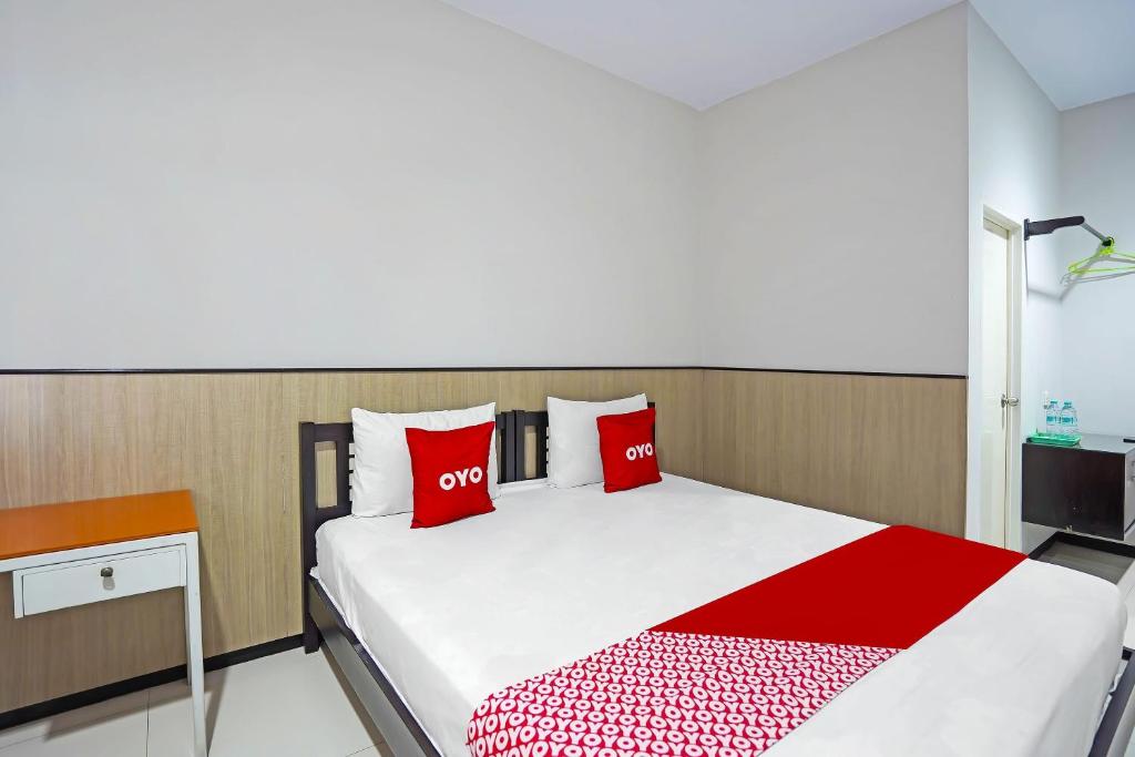 Postel nebo postele na pokoji v ubytování OYO 91710 Hotel Anugerah