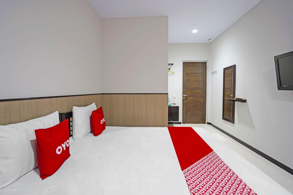 Postel nebo postele na pokoji v ubytování OYO 91710 Hotel Anugerah