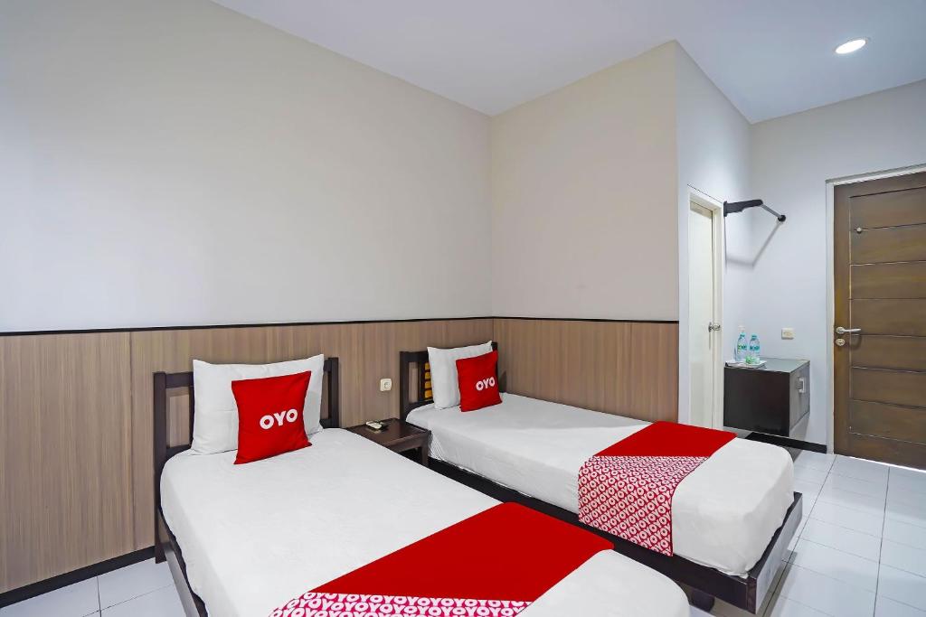 Postel nebo postele na pokoji v ubytování OYO 91710 Hotel Anugerah