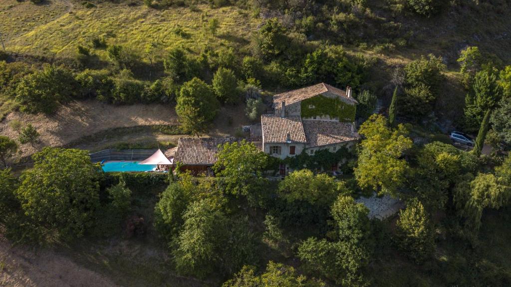 une vue aérienne d'une maison sur une colline dans l'établissement Grande et confortable maison familiale et sa source !, à Eygluy