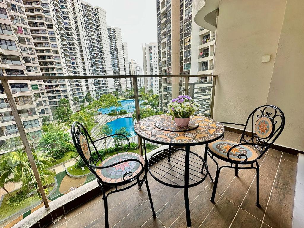 een tafel en stoelen op een balkon met uitzicht bij Garden View Family Suite in Johor Bahru