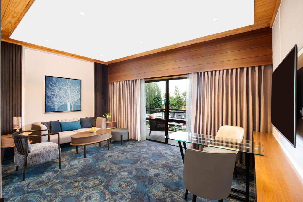 Posezení v ubytování Radisson Blu Resort Dharamshala
