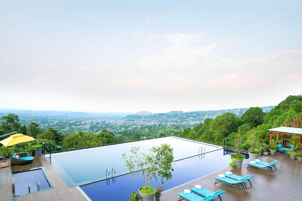 Bazén v ubytování Radisson Blu Resort Dharamshala nebo v jeho okolí