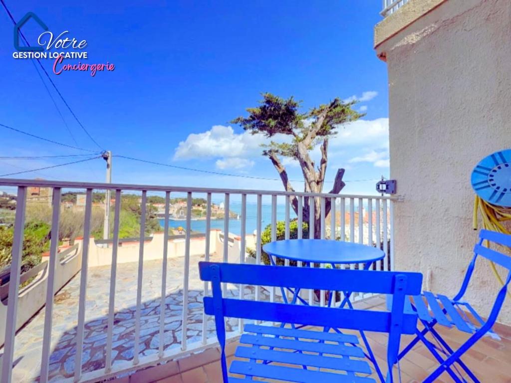 d'un banc bleu sur un balcon avec vue sur l'océan. dans l'établissement Le Petit Bear, à Port-Vendres