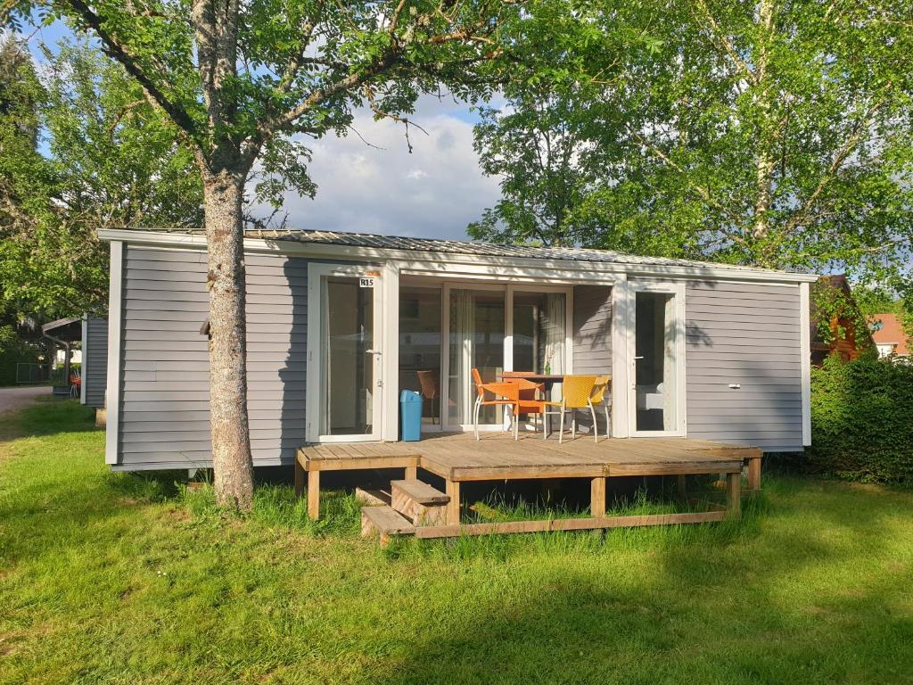 una casetta minuscola con un ponte e un tavolo di Mobil Home Grand Confort a Granges-Aumontzey