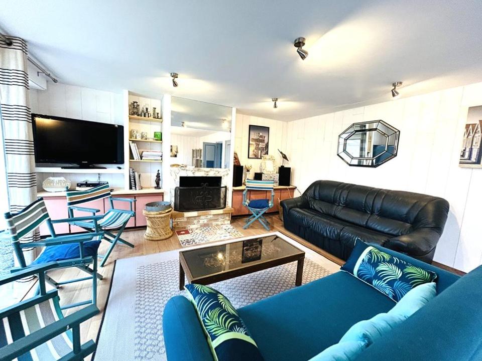 Televízia a/alebo spoločenská miestnosť v ubytovaní Maison 5 pièces 8 personnes - Vue mer - LOEVA