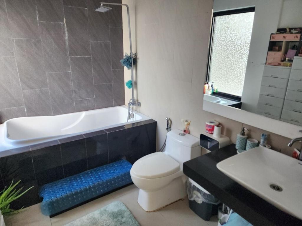 Et badeværelse på Family room with private pool