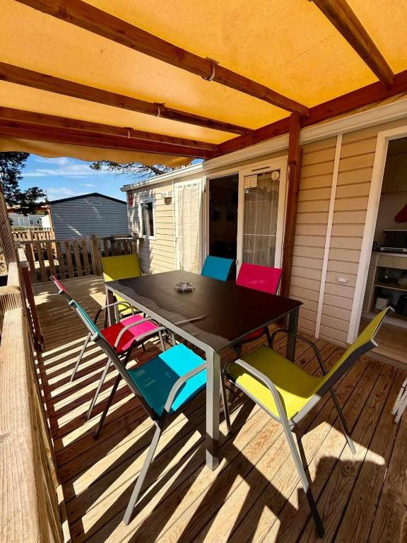 d'une terrasse avec une table et des chaises. dans l'établissement Mar Estang 4 étoiles Camping mobile home, à Canet