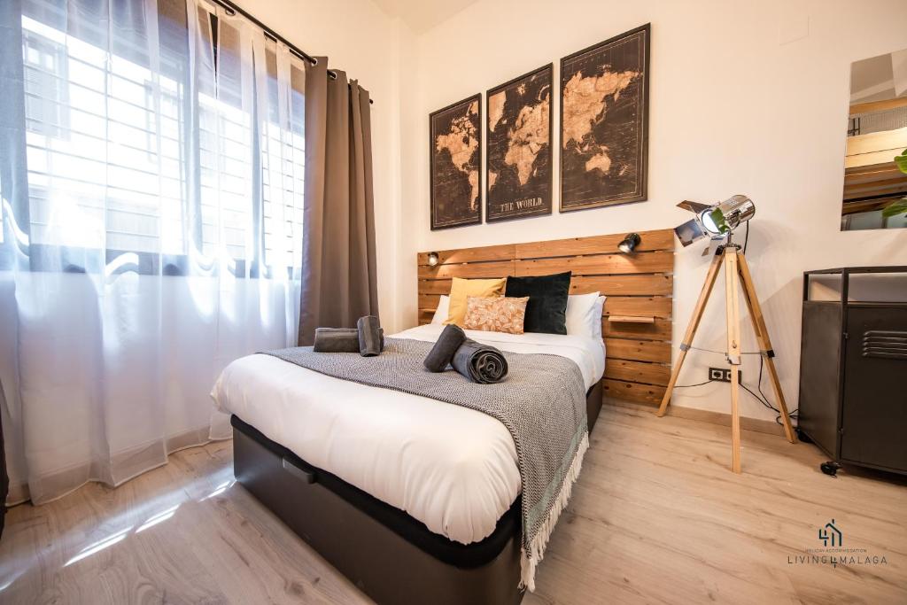 Un dormitorio con una cama grande y una ventana. en Living4malaga Woodland Oasis, en Málaga