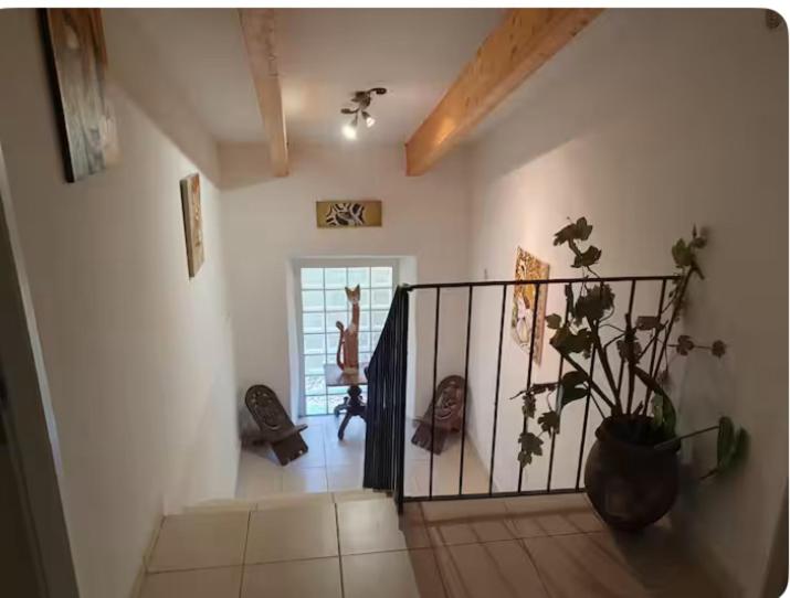 une chambre avec un escalier et un vase avec une plante dans l'établissement Appartement Paglia Orba Rivière & maquis, à Manso