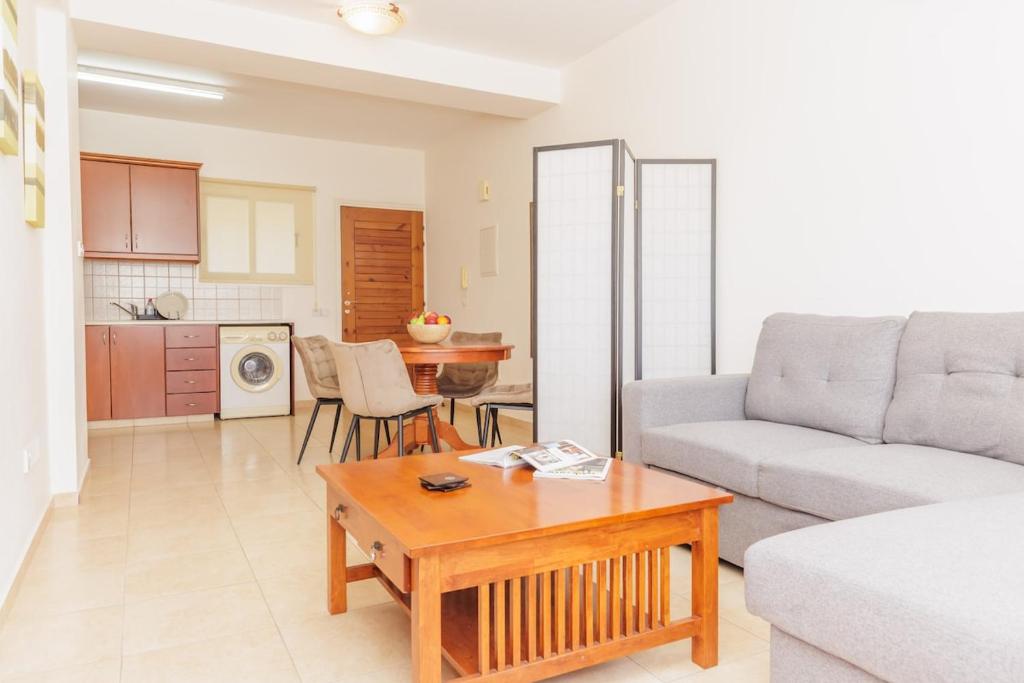 Walnut 1Bed Apt with shared pool