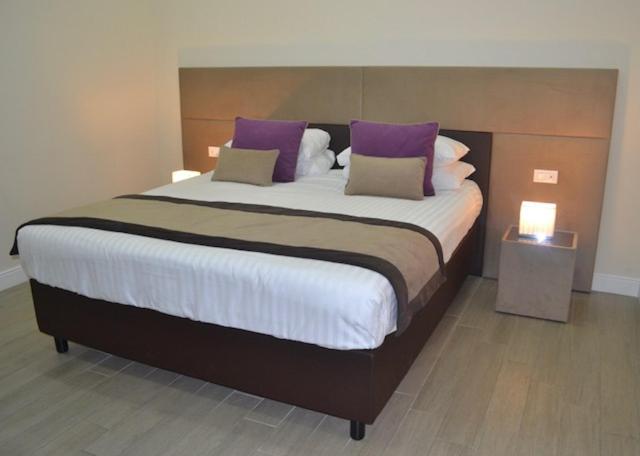 A bed or beds in a room at Bloom Apartment by La Griffe