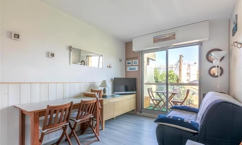 un salon avec une table et des chaises et une cuisine dans l'établissement Studio 100 m de la plage, 5 minutes du centre ville, à Arcachon