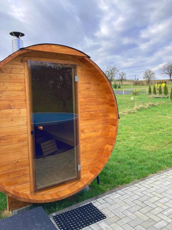 Zahrada ubytování Ranch 66 - Moderní Tiny House Black Swallow ve stylu Route 66 se saunou a bazénem