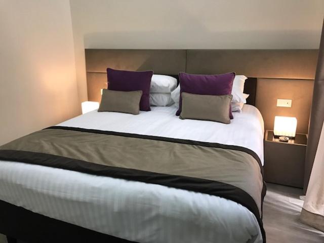 A bed or beds in a room at Bloom Apartment by La Griffe