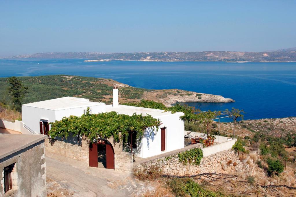 Casa blanca con vistas al agua en Villa Kapare, en Kókkinon Khoríon