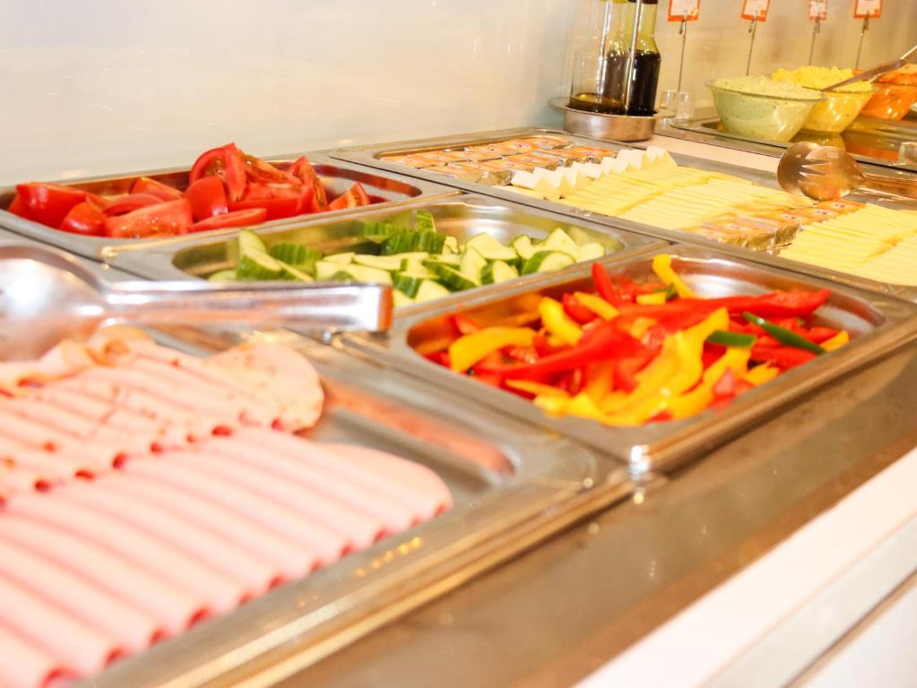 Simm's Hotel - cityhotel next to Metro U3 - Resim 19