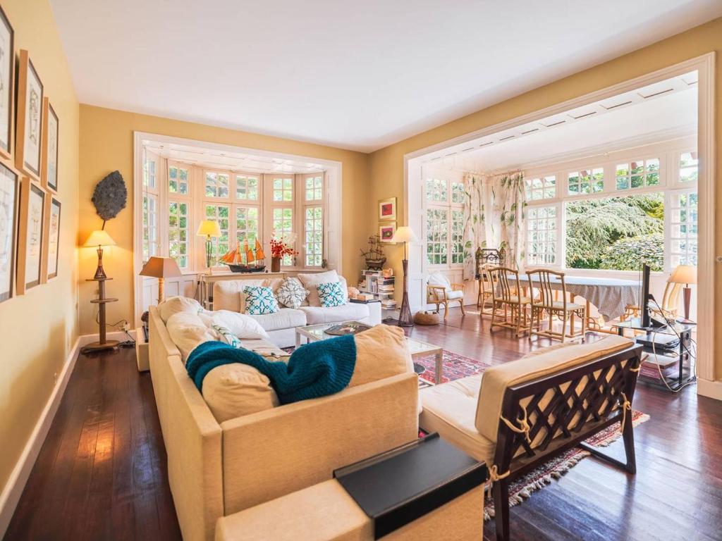 un salon avec un canapé et une table dans l'établissement Appartement 3 chambres avec parking au Touquet - FR-1-821-2, à Le Touquet-Paris-Plage